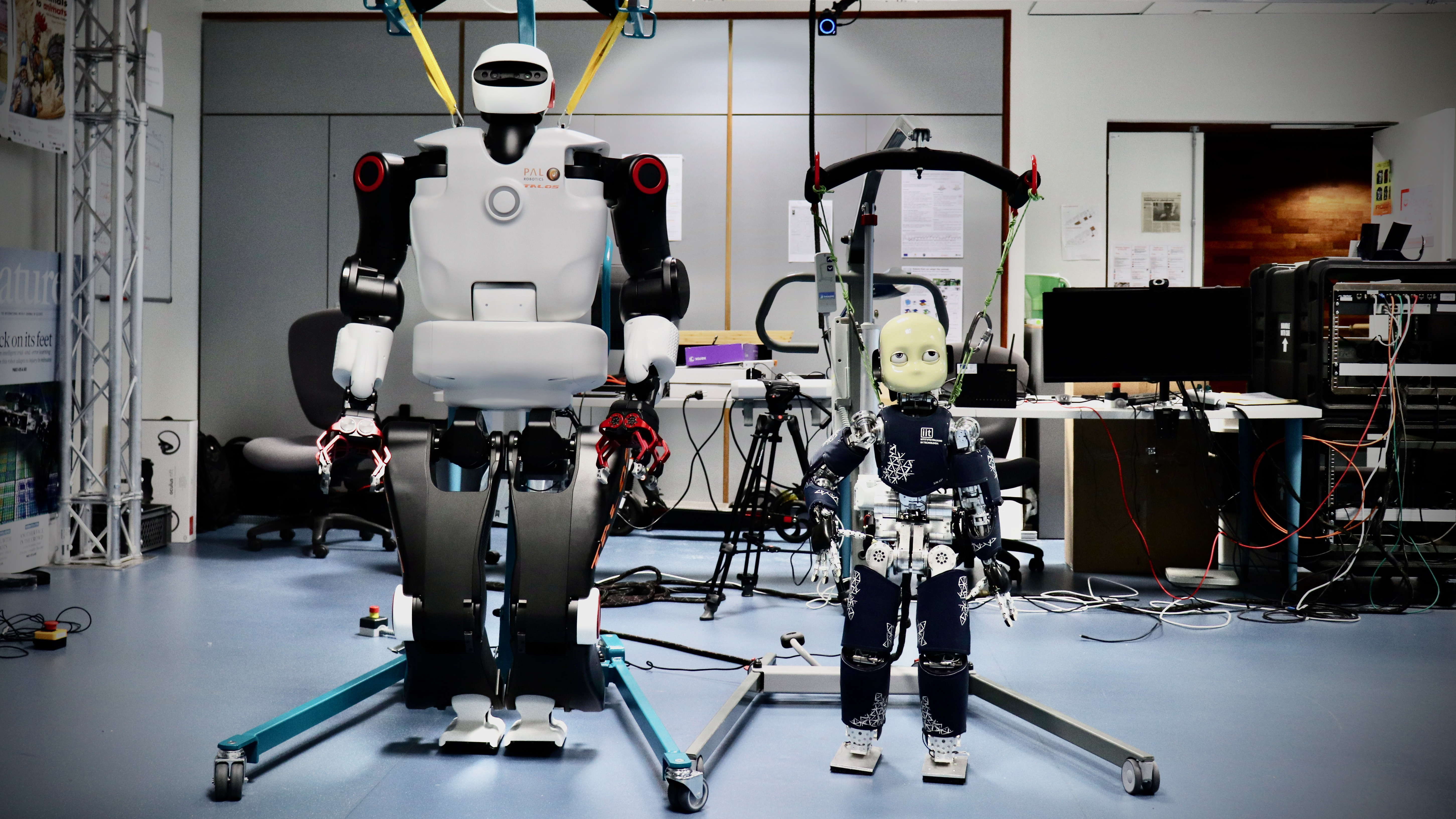 Robots Talos et iCub dans la salle robotique d'Inria Nancy