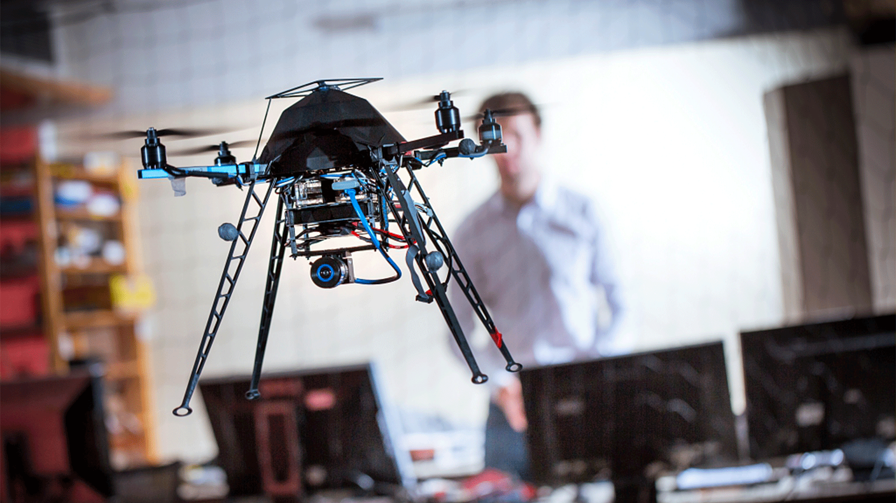 Drone en vol dans la volière de drones : Pol Mordel, ingénieur au sein de l’équipe-projet RAINBOW